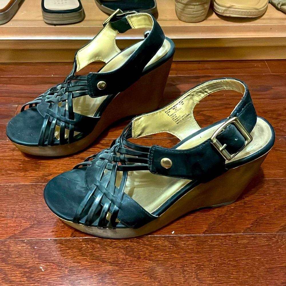 Black Strapped Wedges wooden